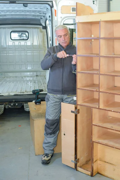 Trabalhador Sênior Desmontando Gabinete — Fotografia de Stock