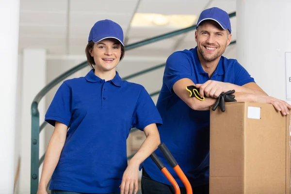 Bezorgers Poseren Met Pakket — Stockfoto