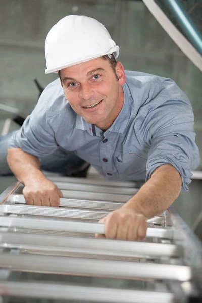 Homem Escalador Com Equipamentos Proteção Capacetes Sobe — Fotografia de Stock