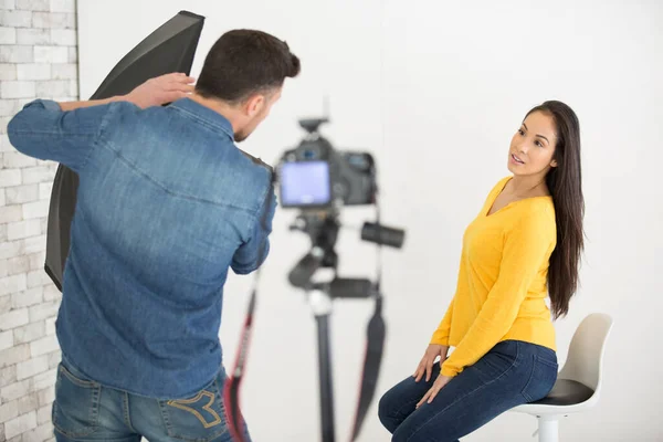 Fotograaf Het Aanpassen Van Verlichting Rekwisieten Voor Een Fotoshoot — Stockfoto