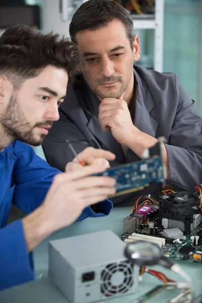 Két Jóképű Mérnök Dolgozik Elektronikai Alkatrészeken — Stock Fotó