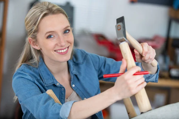 Empreiteira Feminina Reparando Móveis Casa — Fotografia de Stock