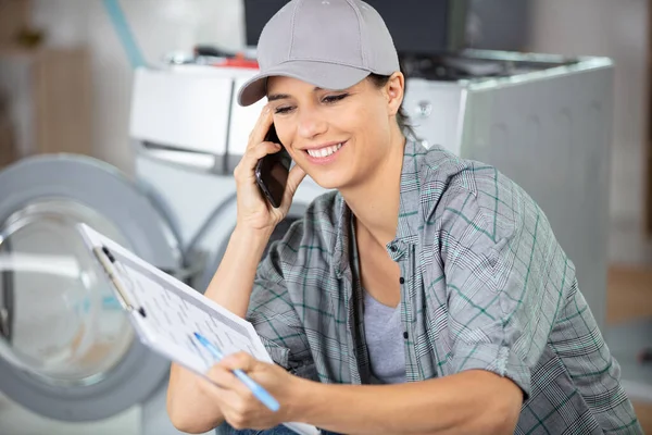 Female Washing Machine Engineer Holds Clipboard Makes Phonecall — Stock Photo, Image