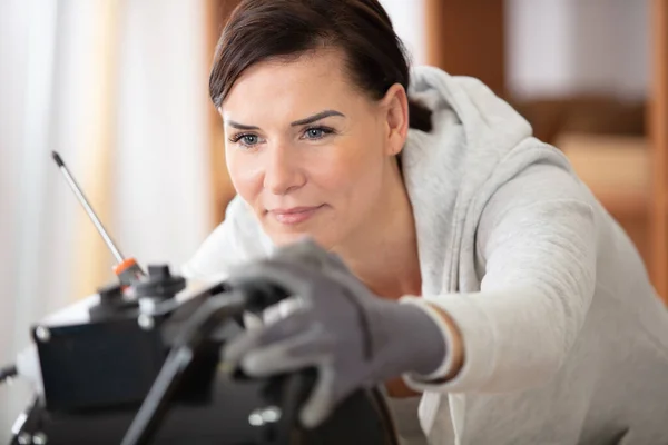 Nahaufnahme Einer Frau Die Eine Maschine Repariert — Stockfoto