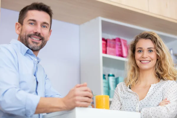 Gelukkig Liefhebbend Paar Genieten Van Ontbijt — Stockfoto