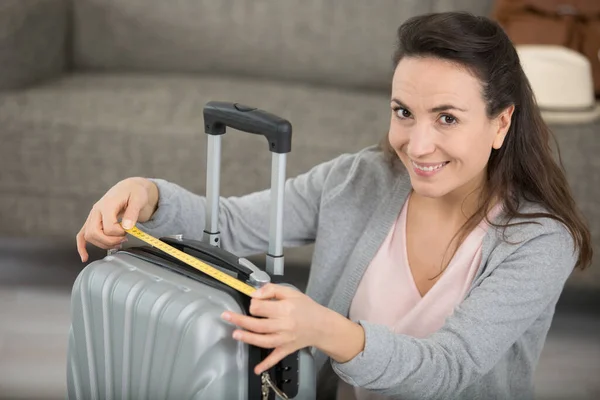 Brunette Woman Measuring Her Cabin Luggage — Stock Photo, Image