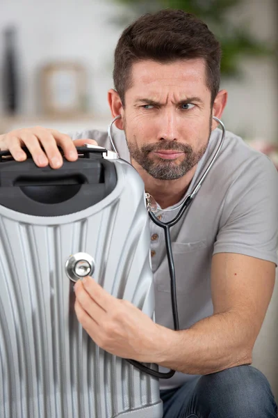 Raadselachtige Man Luisteren Naar Koffer Met Een Stethoscoop — Stockfoto