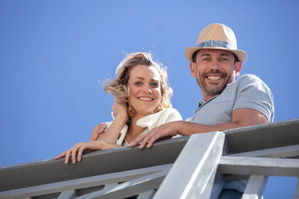 Giovane Coppia Che Abbraccia Spiaggia — Foto Stock