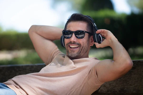 Hombre Con Auriculares Banco Calle Ciudad —  Fotos de Stock