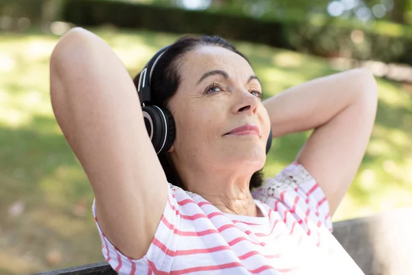 Abuela Escucha Música Los Auriculares Aire Libre — Foto de Stock