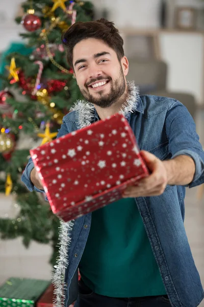 Junger Glücklicher Mann Präsentiert Geschenk Vor Der Kamera — Stockfoto