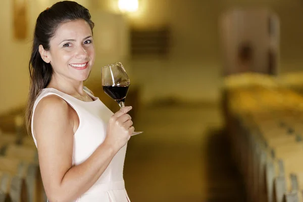 Şarap Mahzenindeki Genç Kadın — Stok fotoğraf