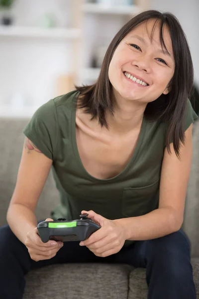 Ευτυχισμένη Γυναίκα Joystick Παίζει Παιχνίδια — Φωτογραφία Αρχείου