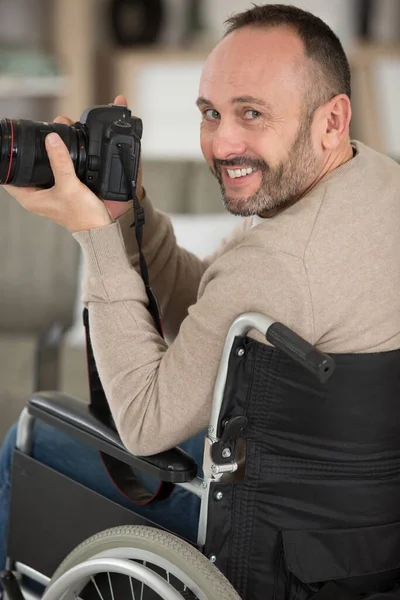 Retrato Del Hombre Discapacitado Usando Una Cámara —  Fotos de Stock