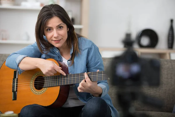 Hermosa Mujer Música Blogger Celebrar Mano Guitarra —  Fotos de Stock