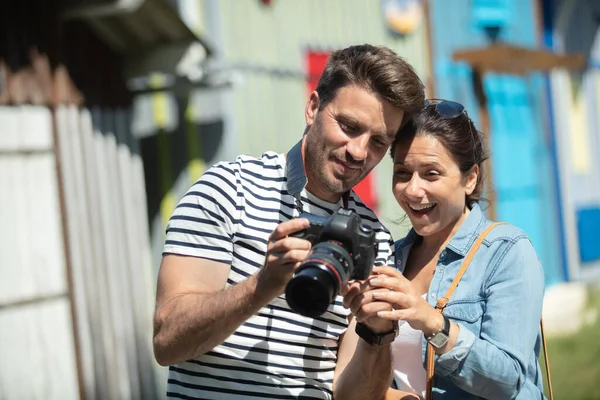 Touristes Vérifiant Les Photos Sur Appareil Photo Dslr — Photo