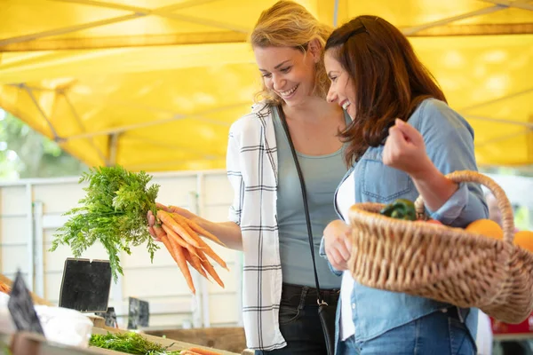 Mujer Que Atiende Puesto Verduras Orgánicas Mercado Agricultores — Foto de Stock