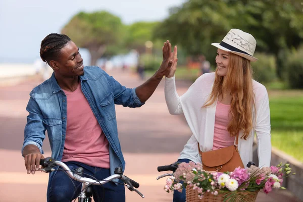 Par Cykling Gör High Five Gest — Stockfoto