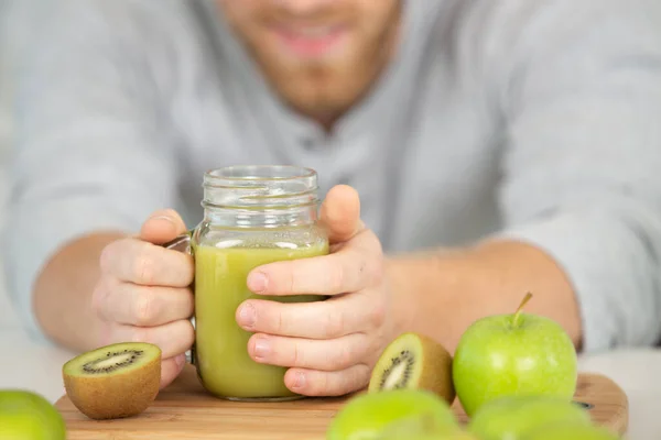 Mans Mani Tenendo Glasse Kiwi Frullato — Foto Stock