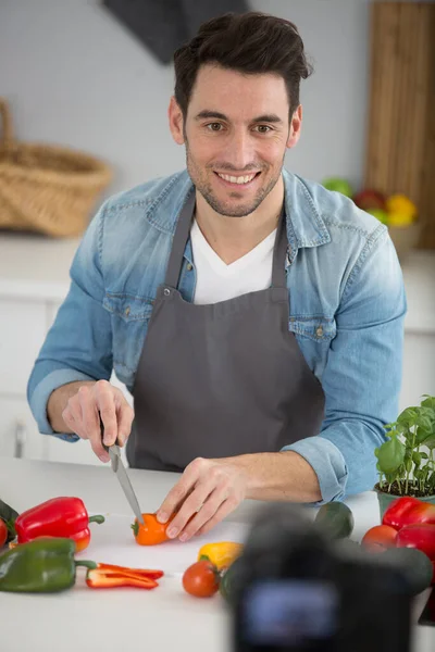 Guapo Comida Blogger Grabación Vídeo Cámara Cocina —  Fotos de Stock