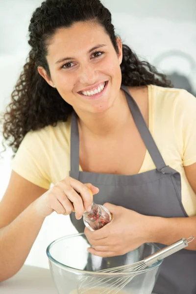 Szczęśliwy Młoda Kobieta Gotowanie Kuchni — Zdjęcie stockowe
