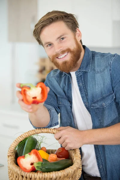 Hombre Con Una Cesta Verduras Mostrando Medio Pimiento — Foto de Stock