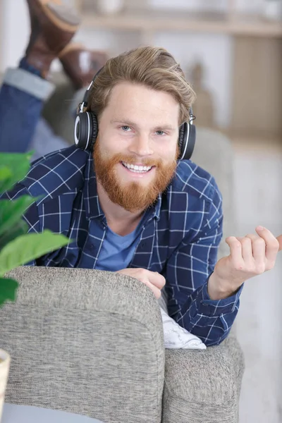 Jovem Homem Feliz Sonhando Homem Ouvindo Música — Fotografia de Stock