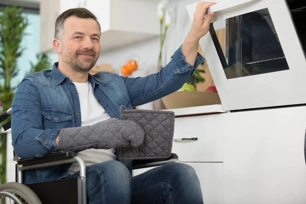 Retrato Hombre Silla Ruedas Junto Horno — Foto de Stock