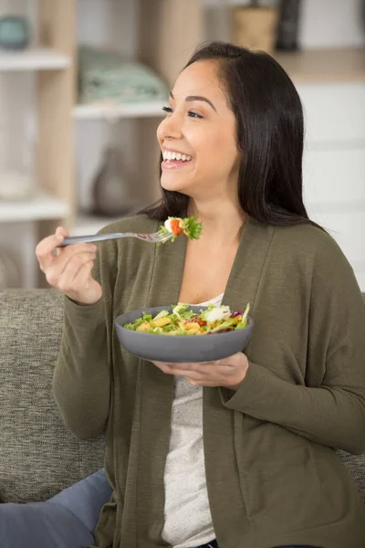 Śmiejąca Się Kobieta Jedząca Sałatkę Domu — Zdjęcie stockowe