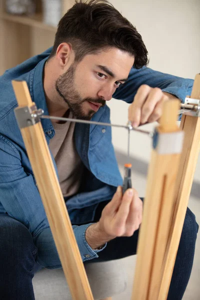 Homem Concentrado Montando Móveis — Fotografia de Stock