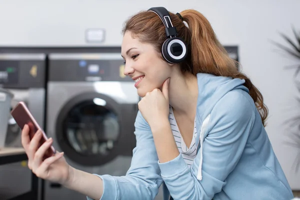 Mulher Feliz Ouve Música Fones Ouvido Lavanderia — Fotografia de Stock