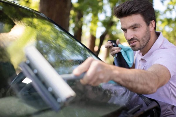 Concept Van Het Schoonmaken Van Het Autoraam — Stockfoto