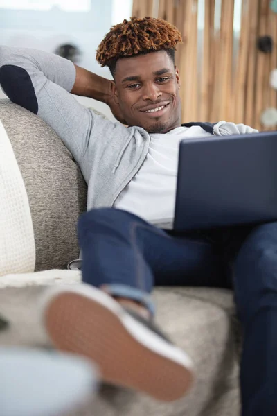 Jeune Homme Relaxant Sur Canapé Aide Une Tablette — Photo