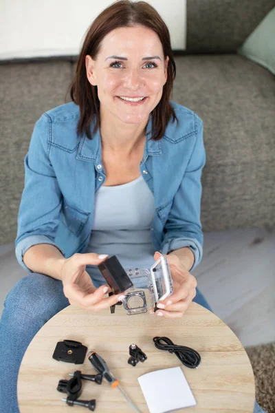 Mujer Positiva Sonriendo Cámara Mientras Fija Cámara —  Fotos de Stock