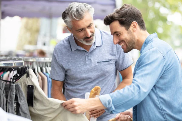 Två Vuxna Manliga Vänner Shopping — Stockfoto