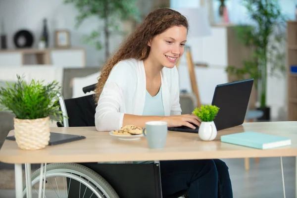 Αισιόδοξη Χαρούμενη Επιχειρηματίας Αναπηρική Καρέκλα Που Εργάζεται Στο Γραφείο — Φωτογραφία Αρχείου