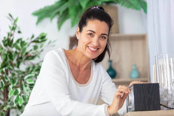 Mujer Hogar Poniendo Música Radio — Foto de Stock