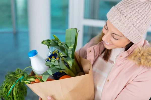 Kvinna Kommer Hem Med Papperspåse Full Livsmedel — Stockfoto