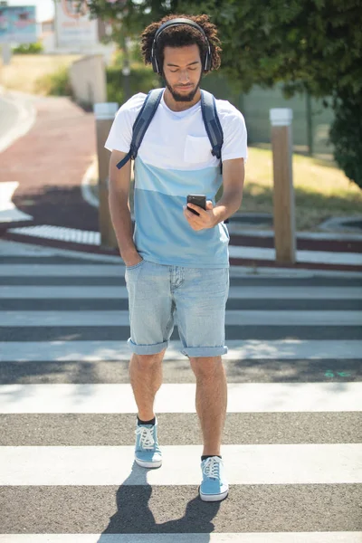 歩道に立つ若いハンサムなアフロ黒人男性 — ストック写真