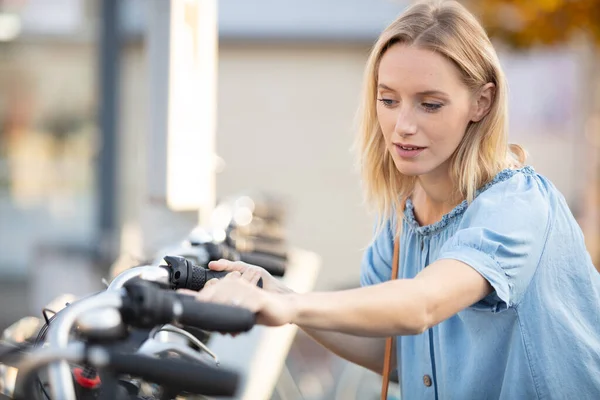 Chica Alquiler Bicicletas Ciudad Soporte Bicicleta — Foto de Stock