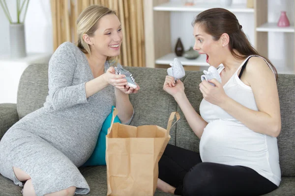 Szczęśliwa Kobieta Ciąży Jej Przyjaciel Baby Shower — Zdjęcie stockowe