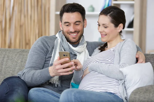 Una Coppia Sta Guardando Qualcosa Online — Foto Stock