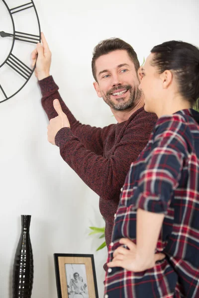 Couple Hanging Clock Home — Stock Photo, Image