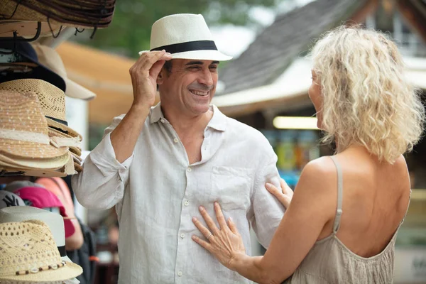 Hombre Intenta Sombrero Tienda —  Fotos de Stock