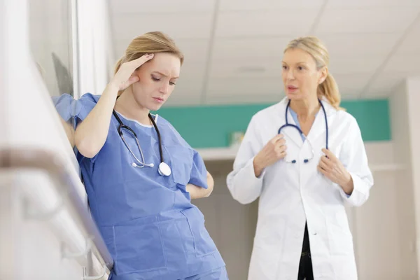 Eine Krankenschwester Die Sich Gedanken Verliert — Stockfoto