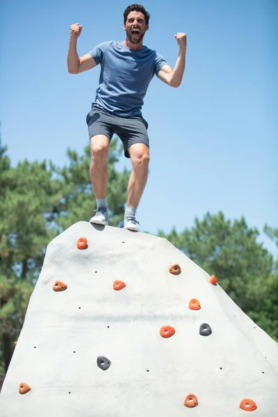 Junger Mann Auf Kletterwand Feiert — Stockfoto