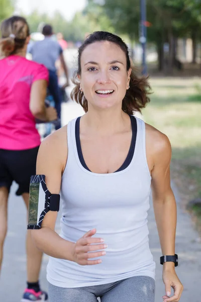 Kvinna Som Springer Parken Bär Smartphone Armband — Stockfoto