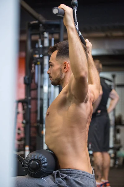 Hombre Musculoso Gimnasio Haciendo Entrenamiento Parte Superior Del Cuerpo — Foto de Stock