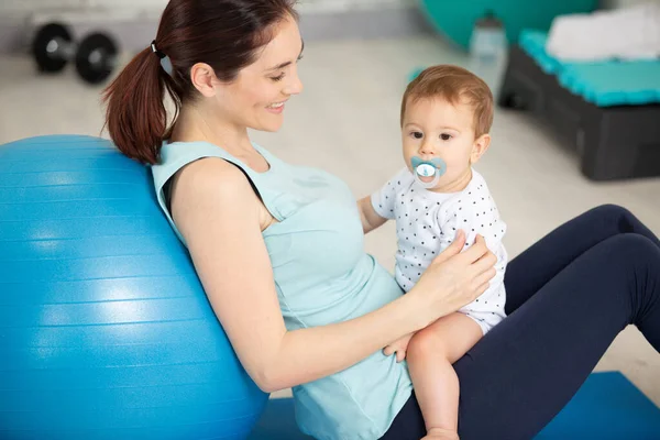 Una Madre Con Niño Haciendo Ejercicios Fitness —  Fotos de Stock