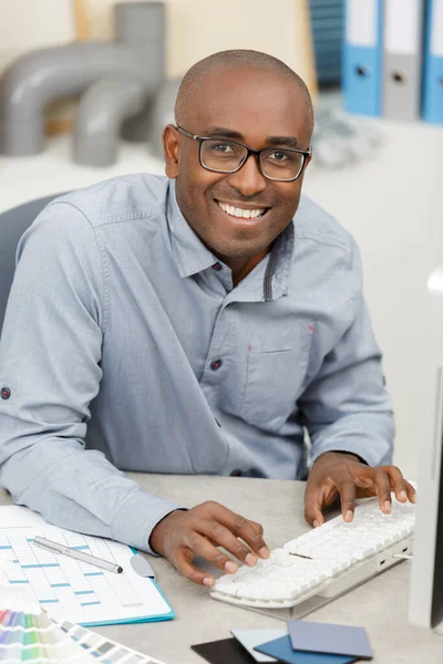 Retrato Arquiteto Olhando Para Câmera Escritório — Fotografia de Stock